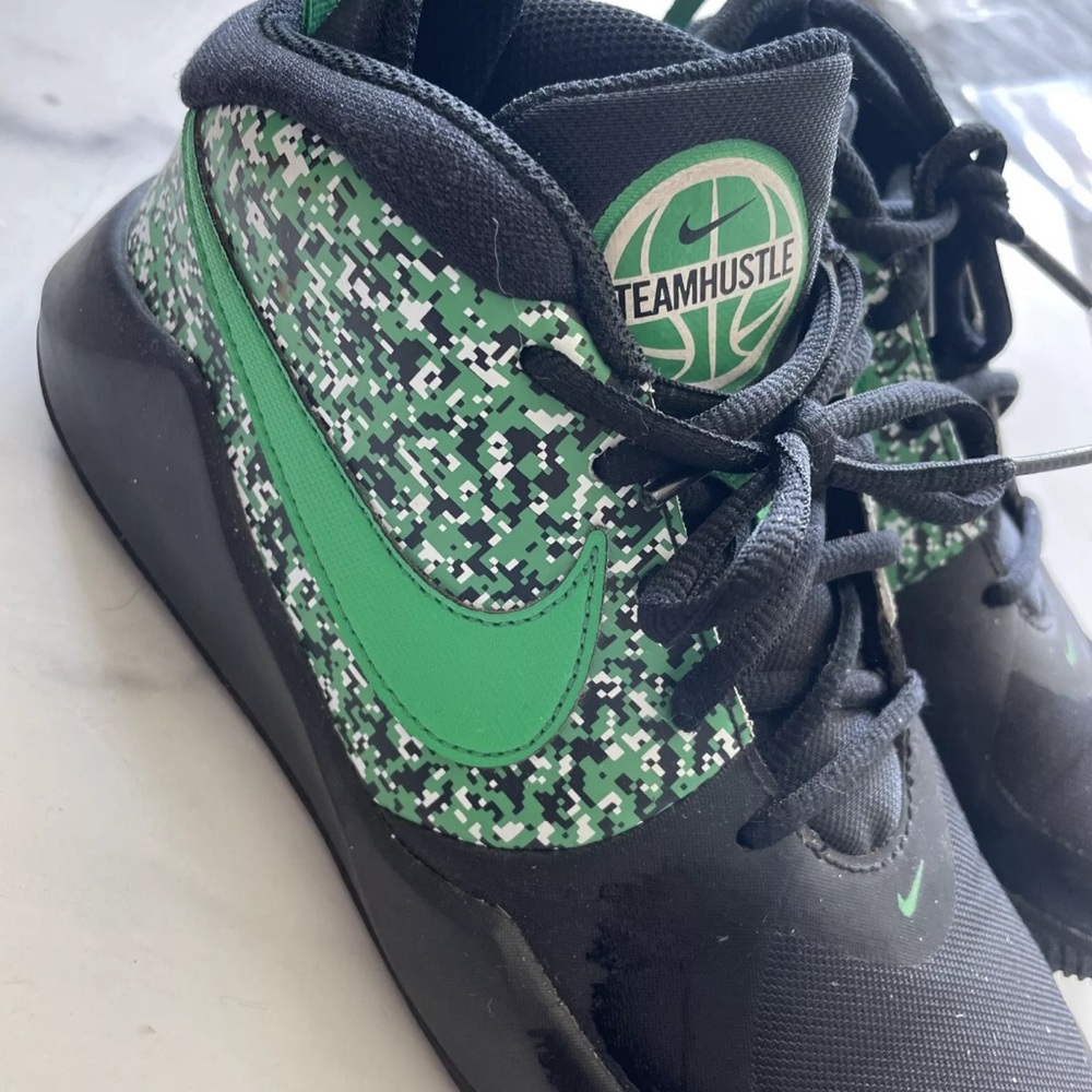 NIKE Boys TeamHustle digital black & green sneakers Limited Edition Shoes Kids